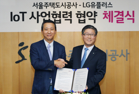 서울 강남구 서울주택도시공사 본사에서 권영수 LG유플러스 부회장(왼쪽)이 변창흠 서울주택도시공사 사장과 협약을 맺고 기념촬영을 하고 있다.  LG유플러스 제공
